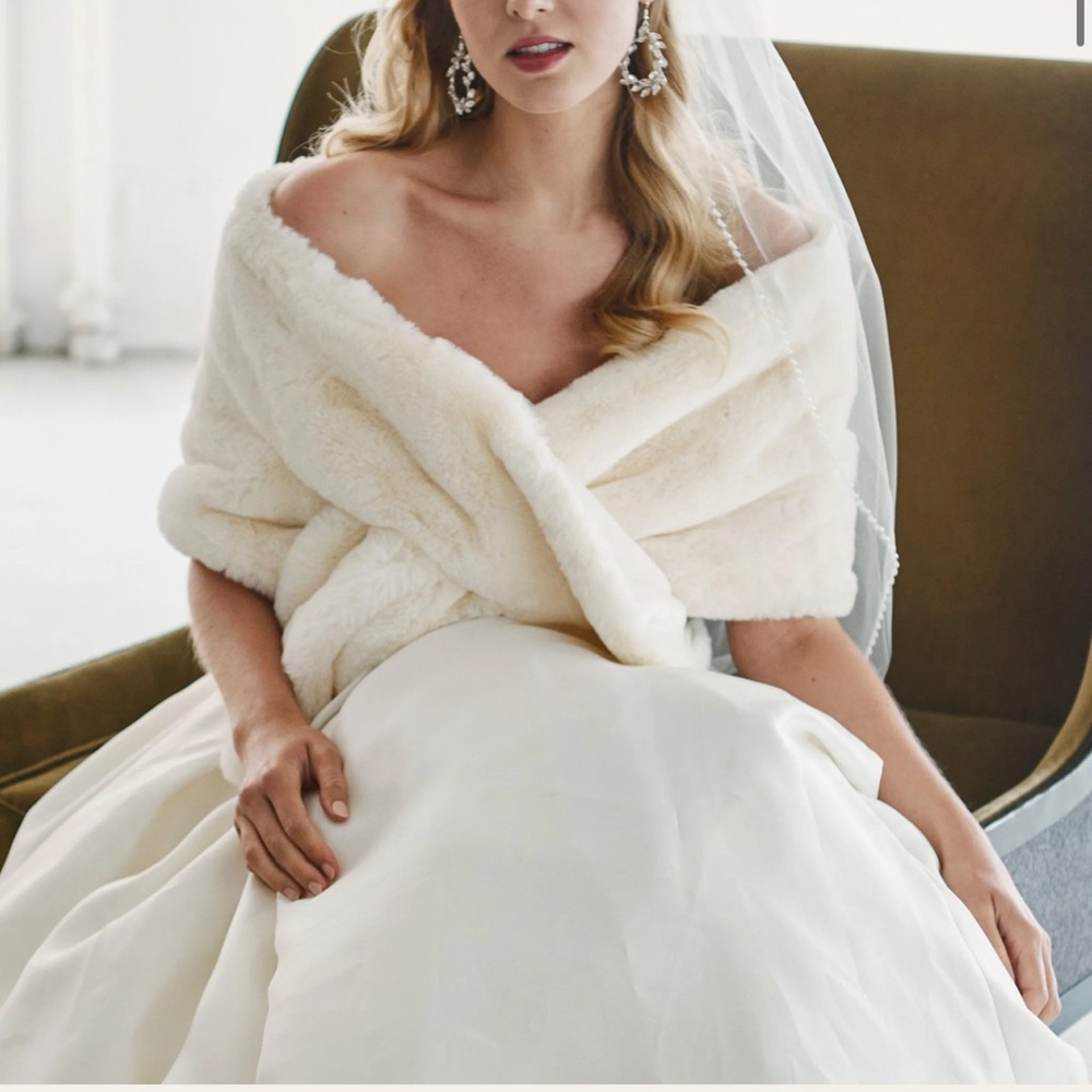 Ivory Off-Shoulder Bridal Faux Fur Wrap